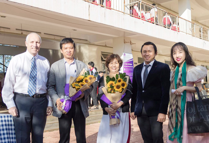 Hương Trà (bìa phải) cùng các thầy cô trong buổi lễ trao học bổng tại trường học ở Thành Phố Buôn Ma Thuột