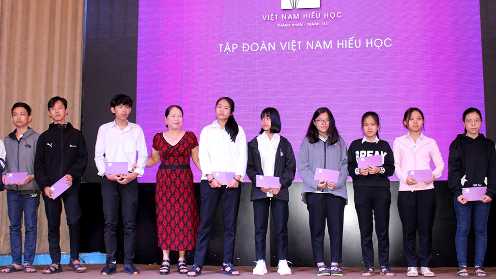 Các em học sinh nghèo vượt khó nhận học bổng của Công ty Cổ phần Tập đoàn Việt Nam Hiếu Học