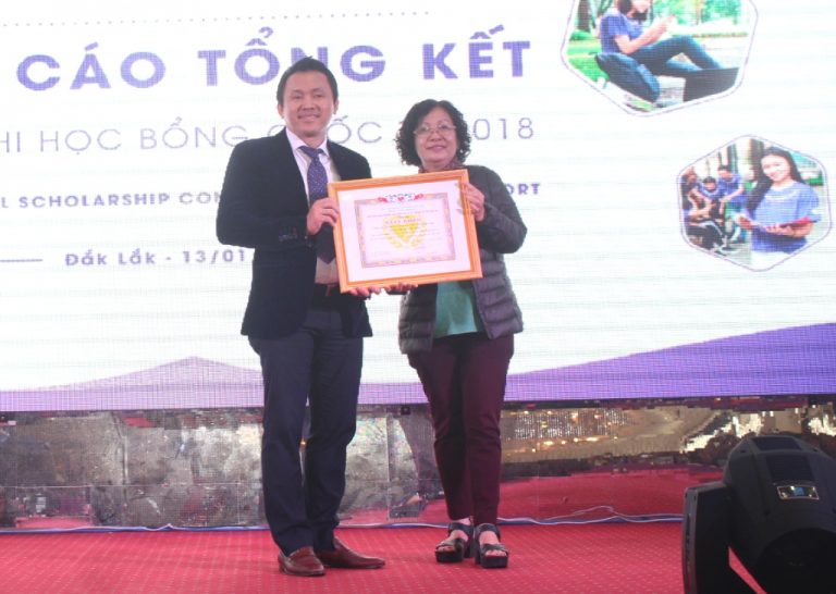 Trao tặng Giấy khen của Hội Bảo trợ Người tàn tật và Trẻ mồ côi tỉnh Đắk Lắk