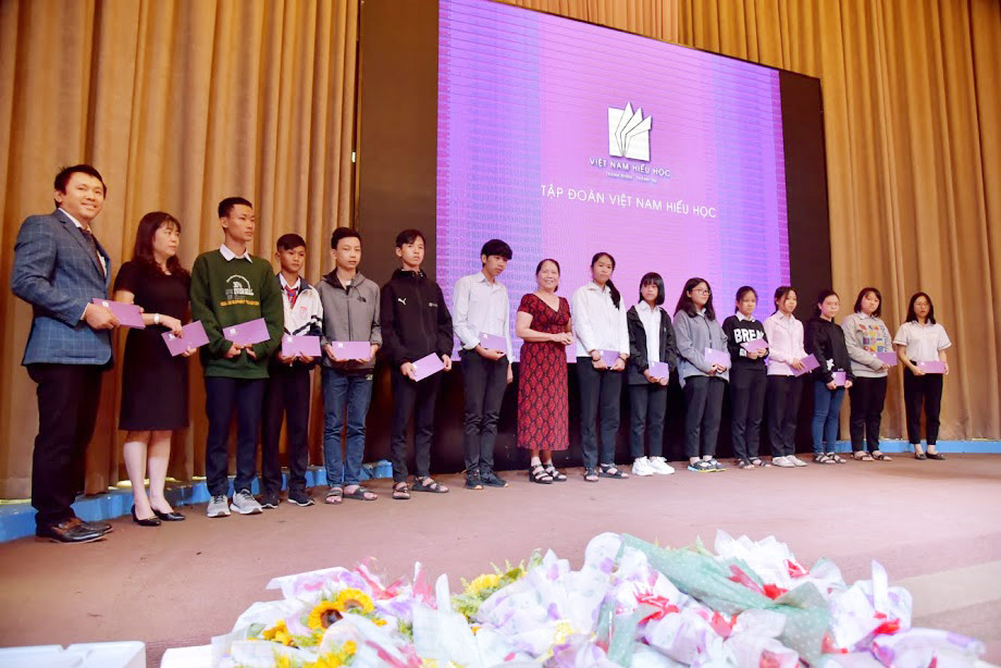 Các học sinh sinh viên nhận học bổng tại buổi lễ