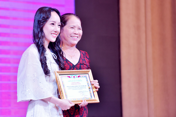 Bà Angel Trần – Chủ tịch Hội đồng Quản trị nhận bằng khen của Lảnh đạo Tỉnh