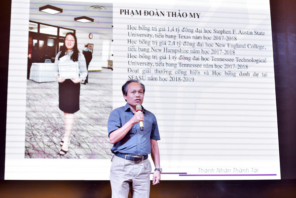 Phụ huynh có con đang du học tại Mỹ do Việt Nam hiếu học tổ chức đang phát biểu