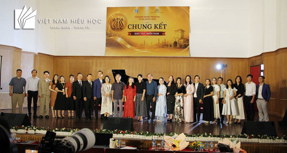 Ban tổ chức, Hội đồng Nghệ thuật và các đại biểu chụp ảnh lưu niệm