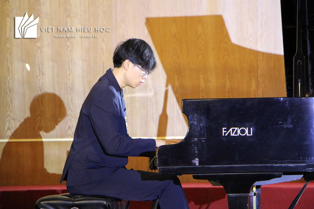 Phần thi piano của nhóm thí sinh từ 18-25 tuổi ở cả bảng chuyên và không chuyên