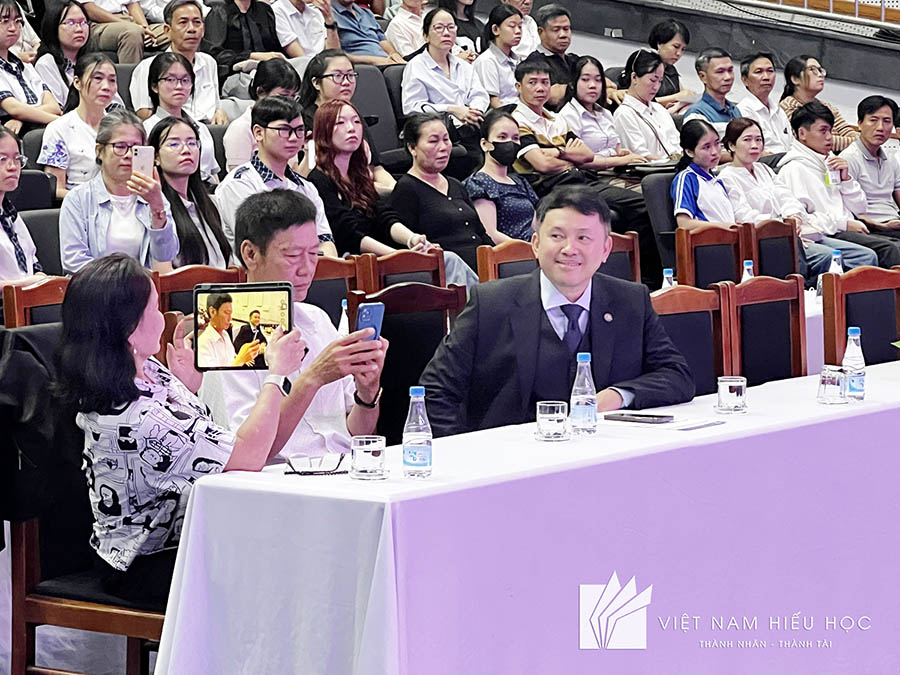 Ông Trương Trần Dũng – Tổng Giám đốc Tập đoàn Việt Nam Hiếu Học